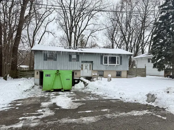 1501 N FREUND AVE, Mchenry, IL 60050