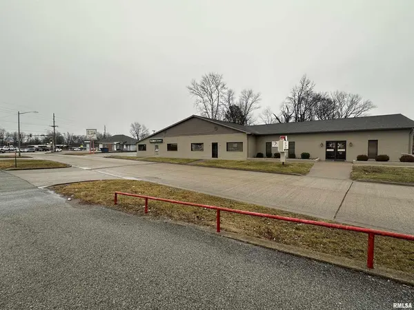 104 APRIL AVE, Carmi, IL 62821