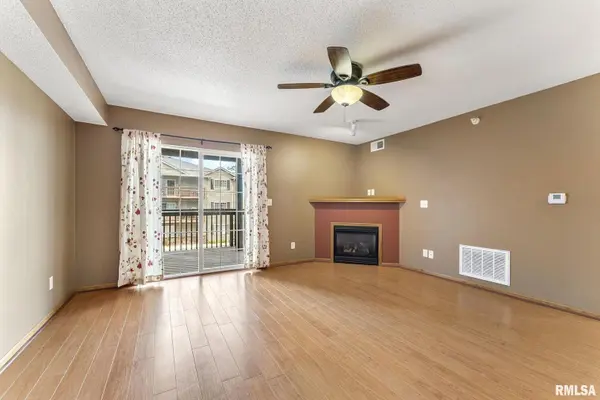 3215 S 16TH AVE #201, Eldridge, IA 52748