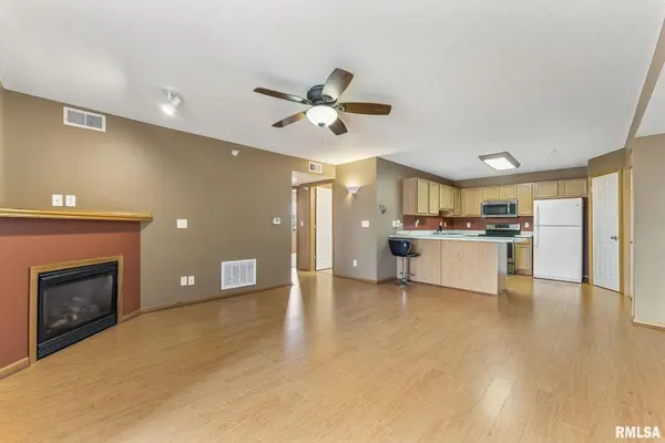 3215 S 16TH AVE #201, Eldridge, IA 52748