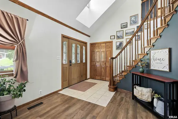 5935 DODDS DR, Bettendorf, IA 52722