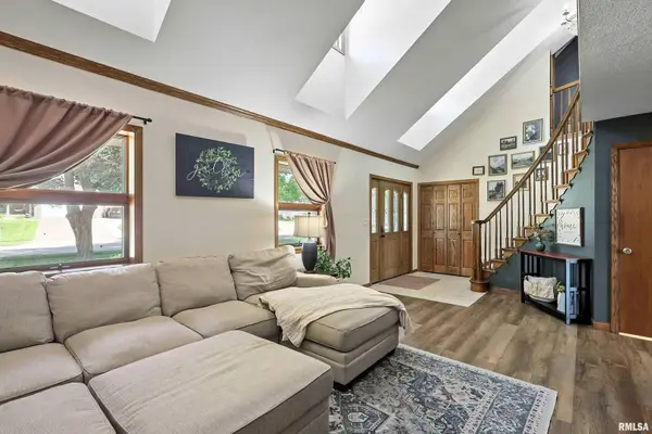5935 DODDS DR, Bettendorf, IA 52722