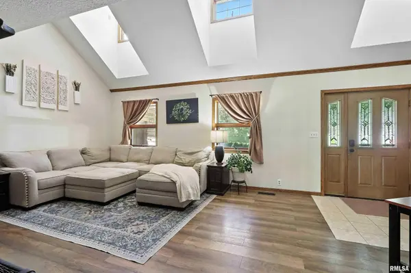 5935 DODDS DR, Bettendorf, IA 52722
