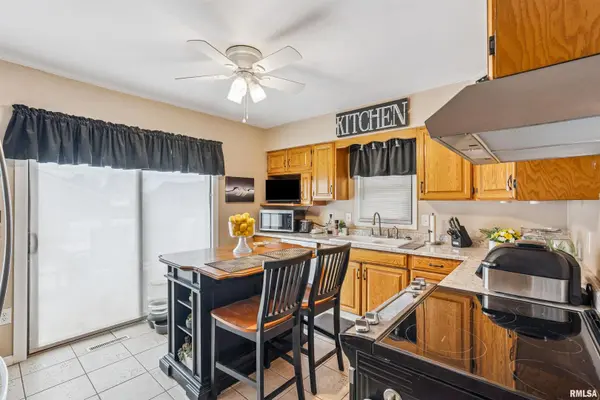 2918 OAK ST, Bettendorf, IA 52722