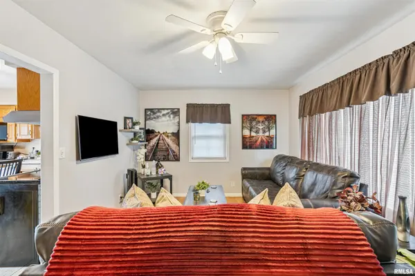 2918 OAK ST, Bettendorf, IA 52722