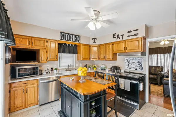 2918 OAK ST, Bettendorf, IA 52722