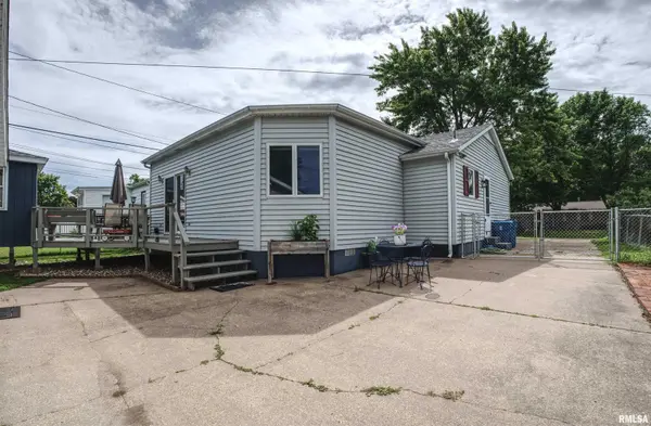 512 7TH ST, Camanche, IA 52730