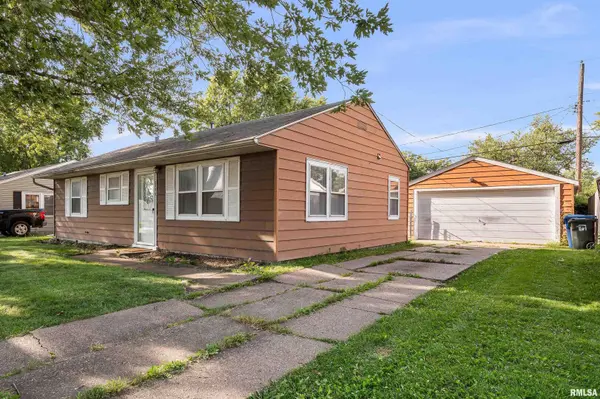 2806 W 67TH ST, Davenport, IA 52806