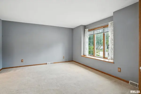301 E 11TH AVE, Coal Valley, IL 61240