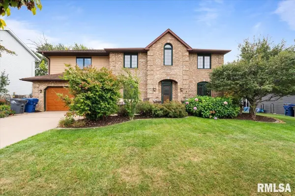 3055 HARTFORD DR, Bettendorf, IA 52722-3960