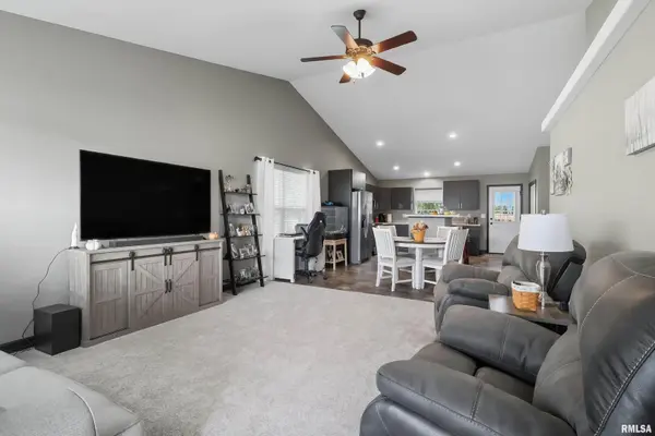 1564 Olde Brandy LN, Davenport, IA 52807