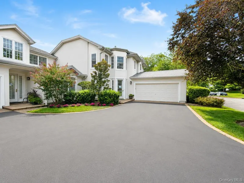 643 Verona DR, Melville, NY 11747