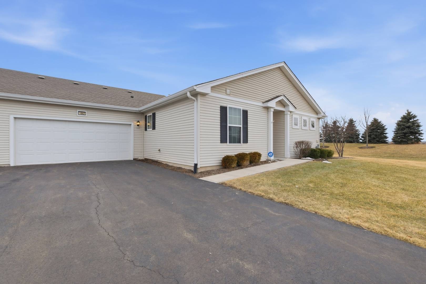 1882 Southern CIR #1882, Pingree Grove, IL 60140