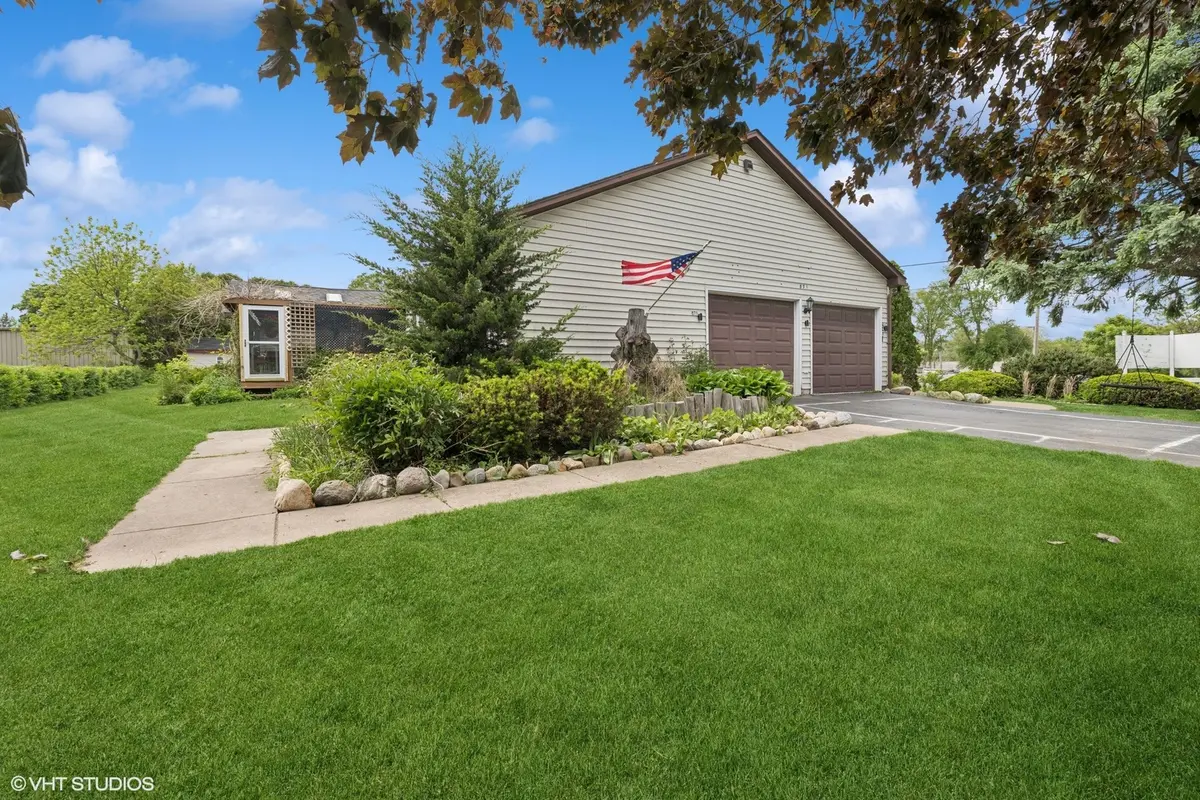 871 Hickman LN, Woodstock, IL 60098