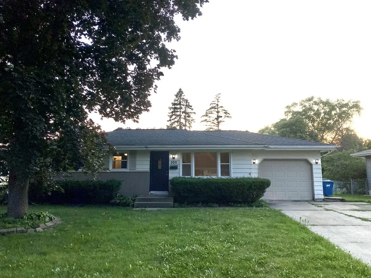 200 Patrick DR, South Elgin, IL 60177