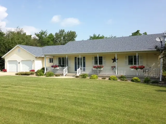 5897 Country Meadow LN, Clinton, IL 61727