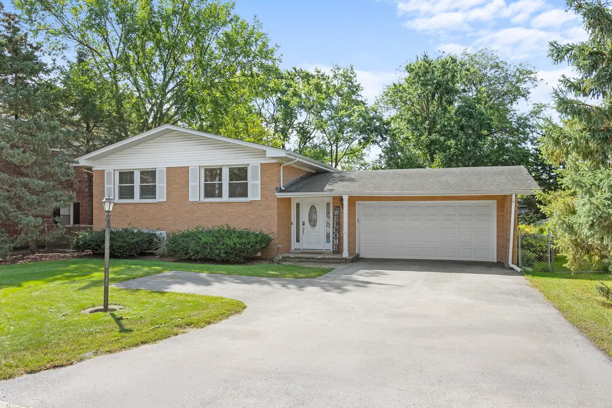 573 Maple AVE, Lisle, IL 60532