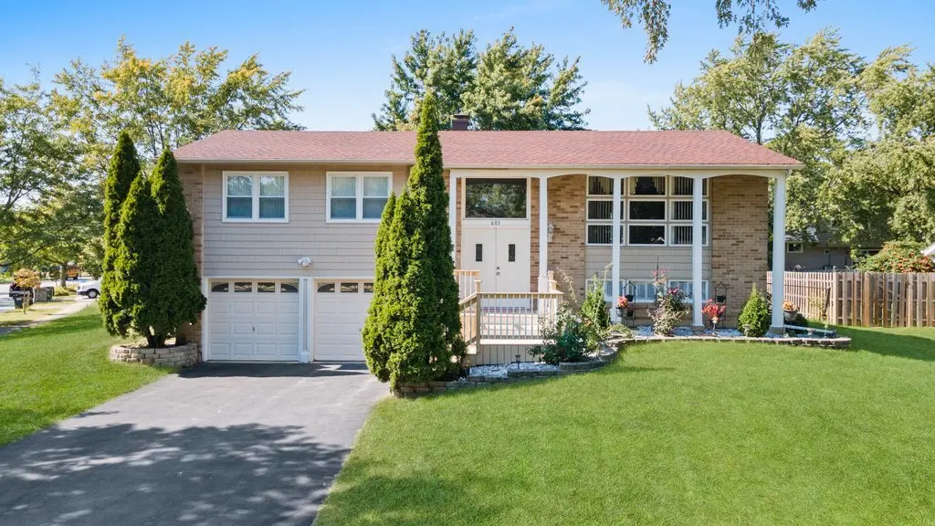 601 Derbyshire LN, Bolingbrook, IL 60440