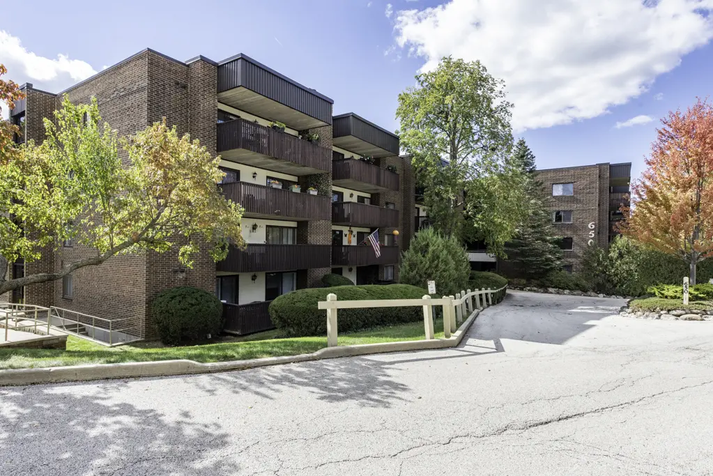 650 Whitney CT #203, Gurnee, IL 60031