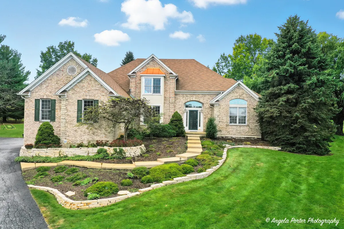 9 Bordeaux CT, Oakwood Hills, IL 60013