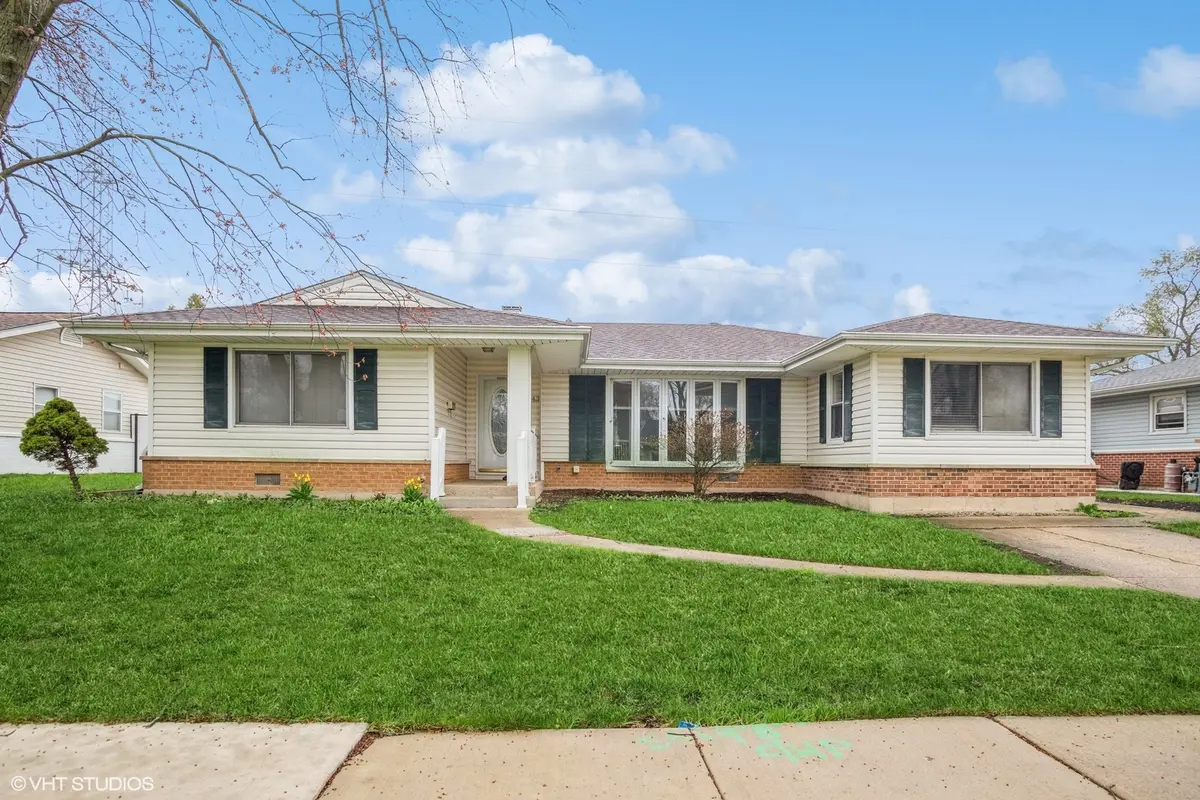 943 Maple LN, Elk Grove Village, IL 60007