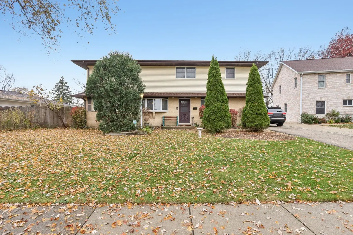 132 Tanglewood DR, Elk Grove Village, IL 60007