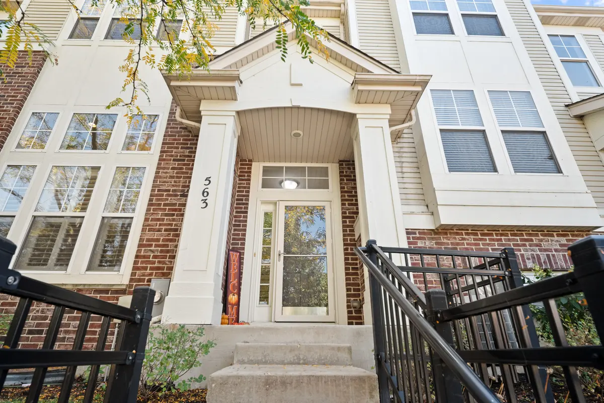 563 Grosvenor LN, Aurora, IL 60504