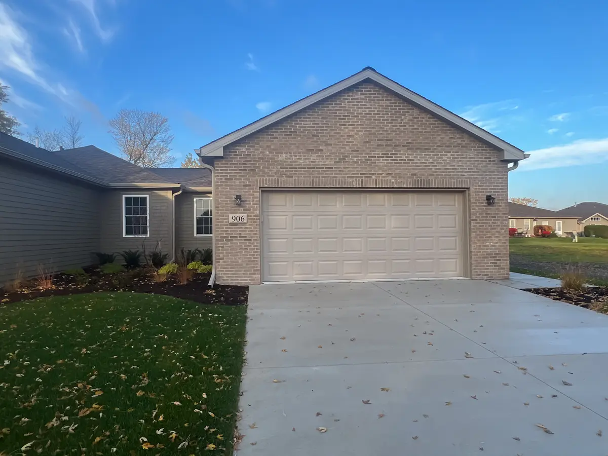 906 Lange AVE, Beecher, IL 60401