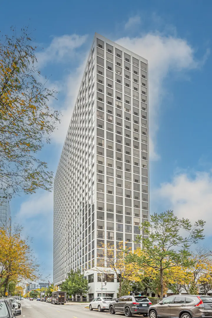 4343 N Clarendon AVE #707, Chicago, IL 60613