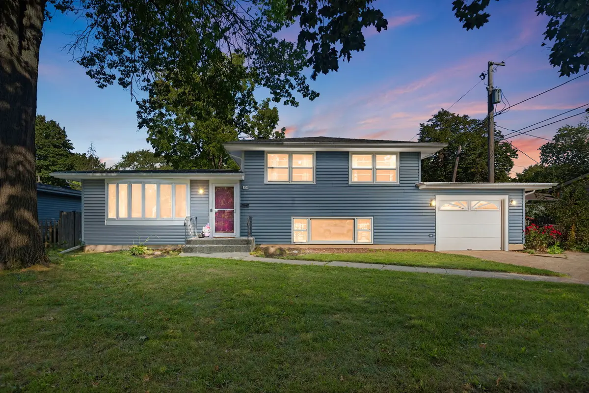324 Alma TER, Cary, IL 60013