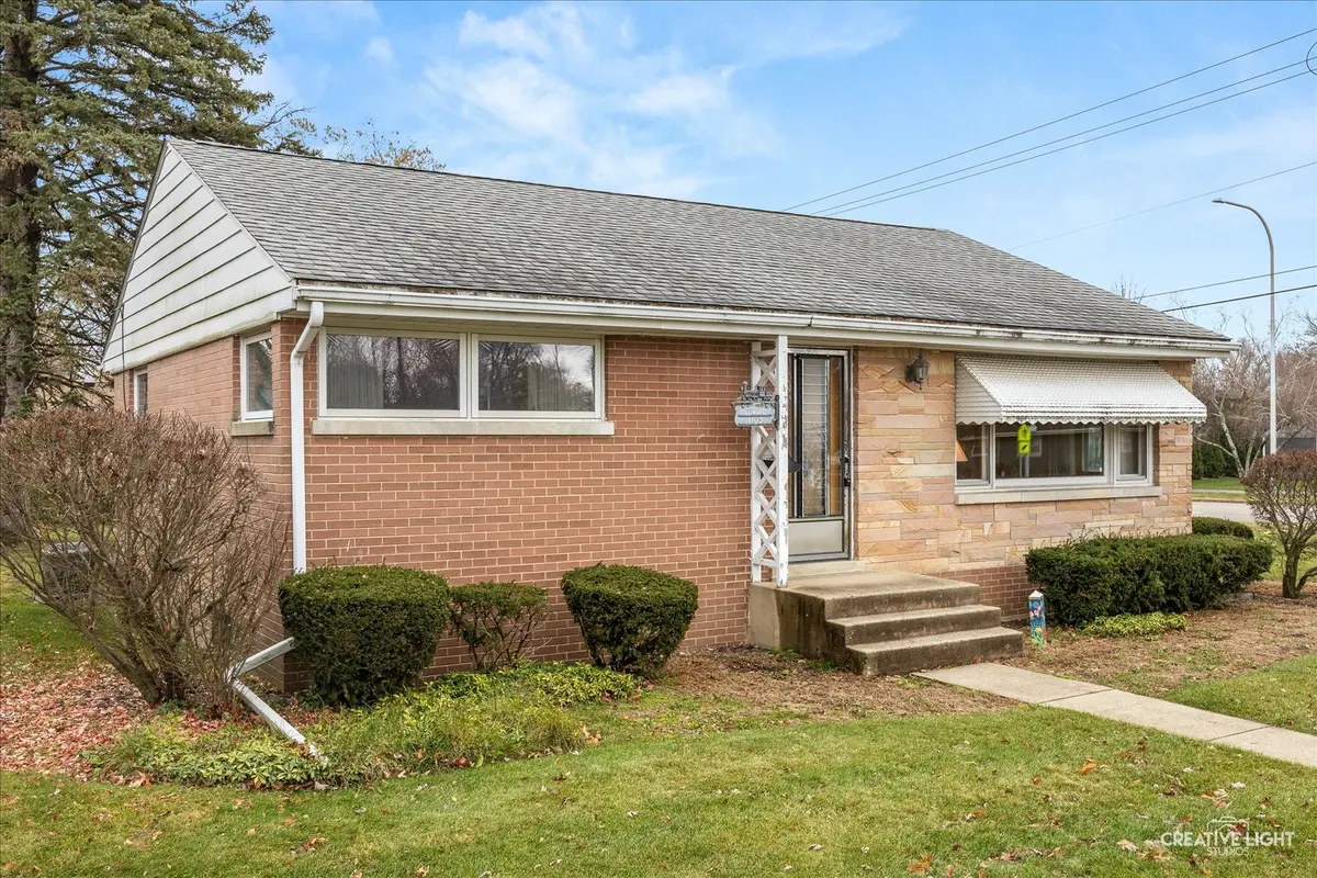 1103 Hiawatha DR, Elgin, IL 60120