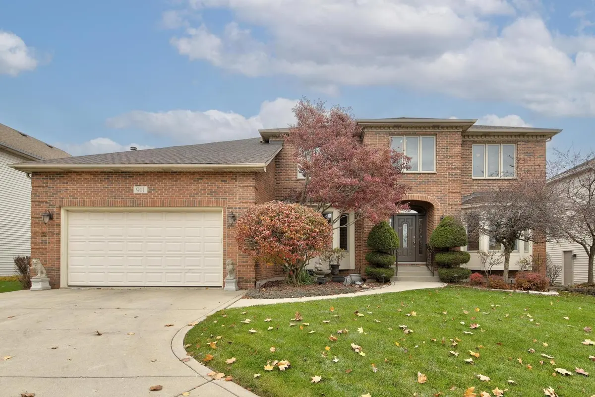 911 Hampton DR, Carol Stream, IL 60188