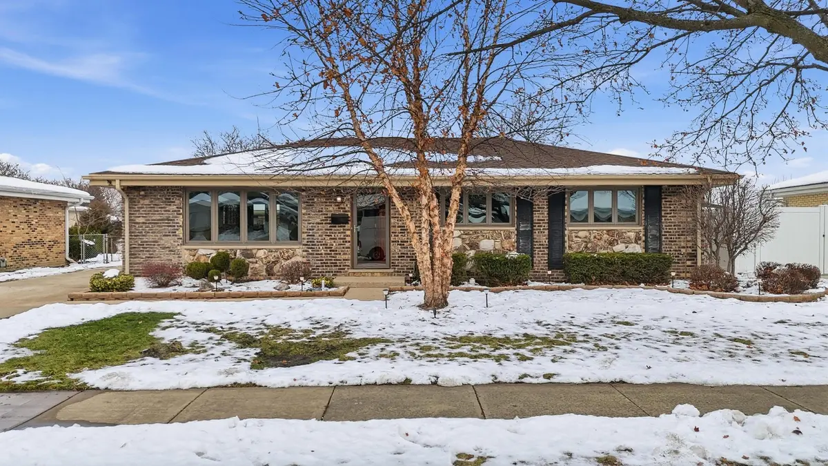 581 Victoria LN, Wood Dale, IL 60191