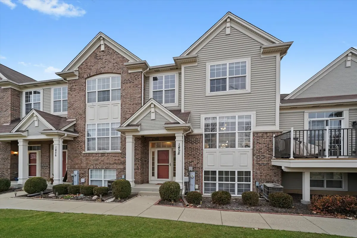 1458 Deer Pointe DR, South Elgin, IL 60177