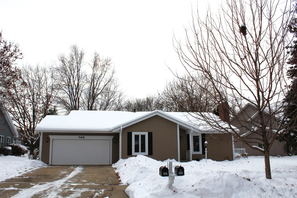 908 Glenmore LN, Elgin, IL 60124