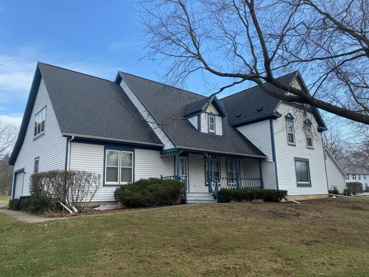 872 Victoria DR, Woodstock, IL 60098