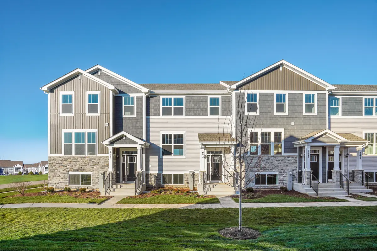 243 Settlers PL, West Dundee, IL 60118