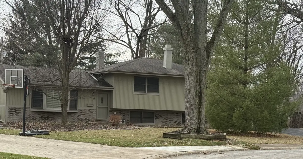 128 Fernwood DR, Naperville, IL 60540