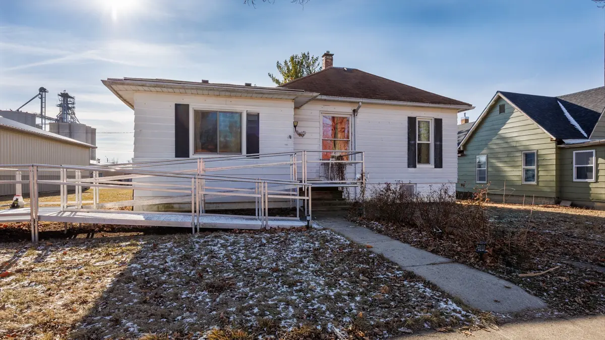 104 W North ST, Colfax, IL 61728