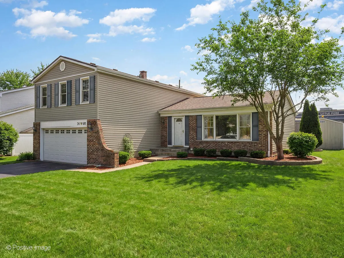 24W681 Woodcrest DR, Naperville, IL 60540
