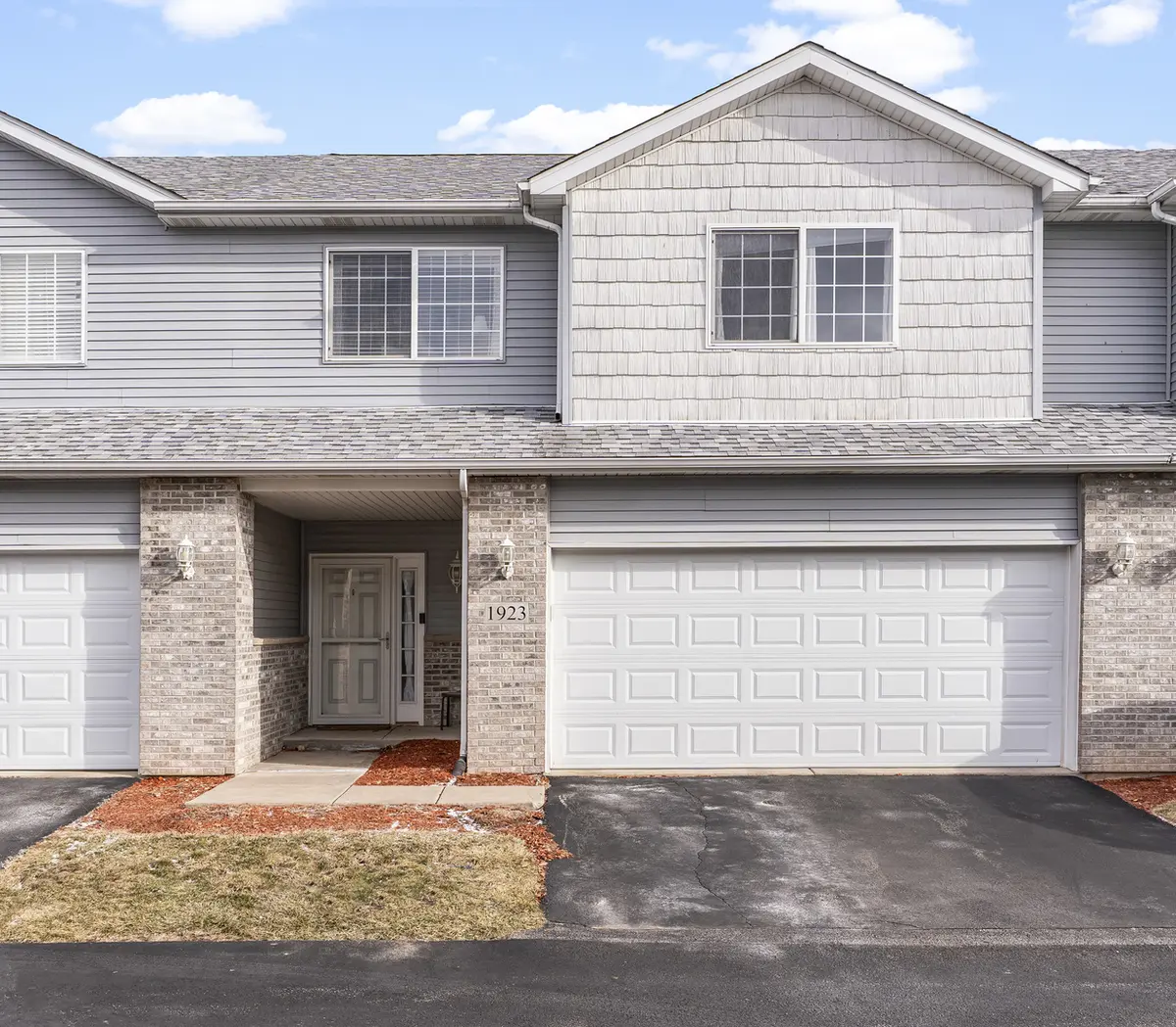 1923 Waters Edge DR, Minooka, IL 60447