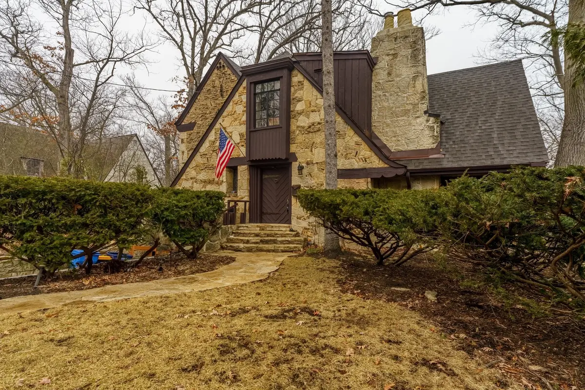 219 Woodland RD, Highland Park, IL 60035