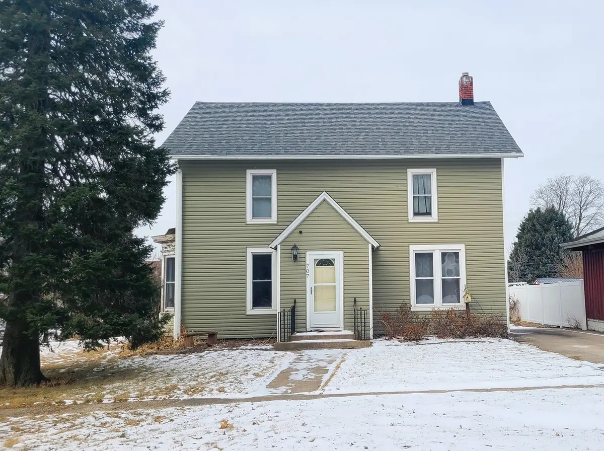 707 Douglas AVE, Ashton, IL 61006