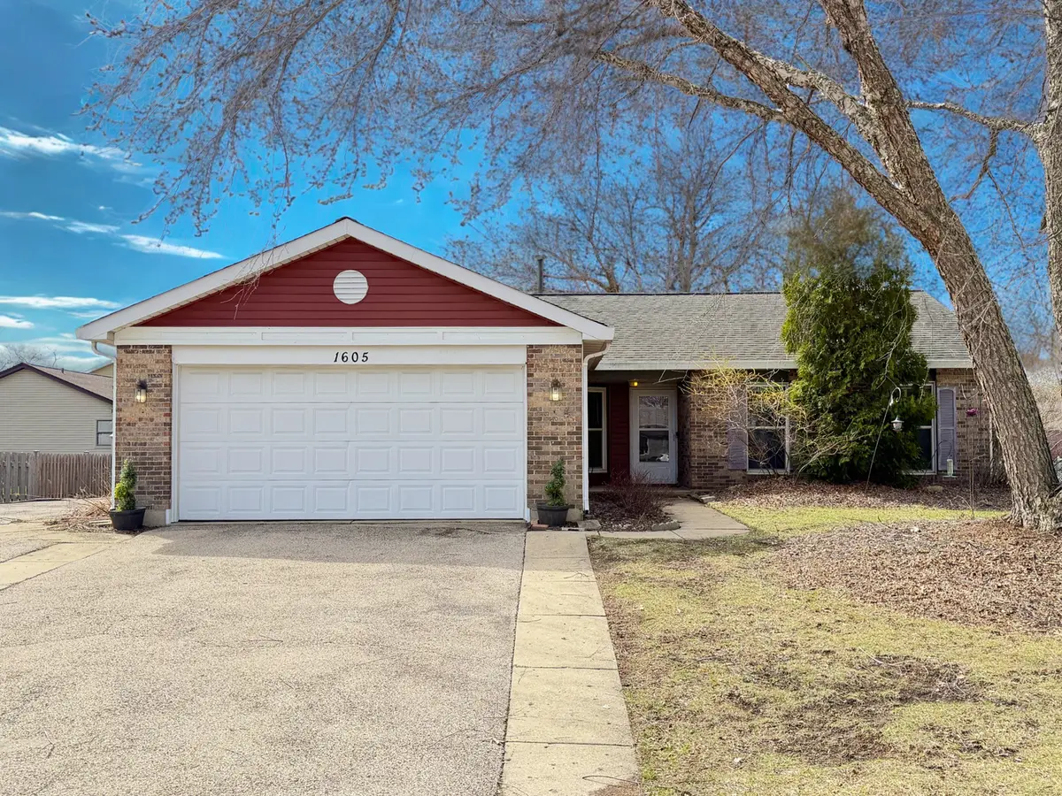 1605 Powder Horn DR, Algonquin, IL 60102