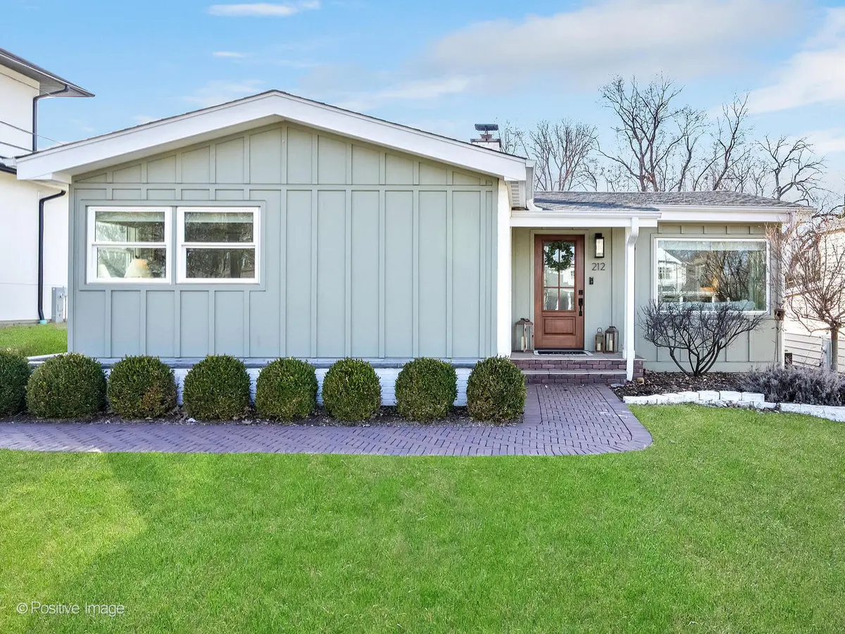 212 Woodstock AVE, Clarendon Hills, IL 60514