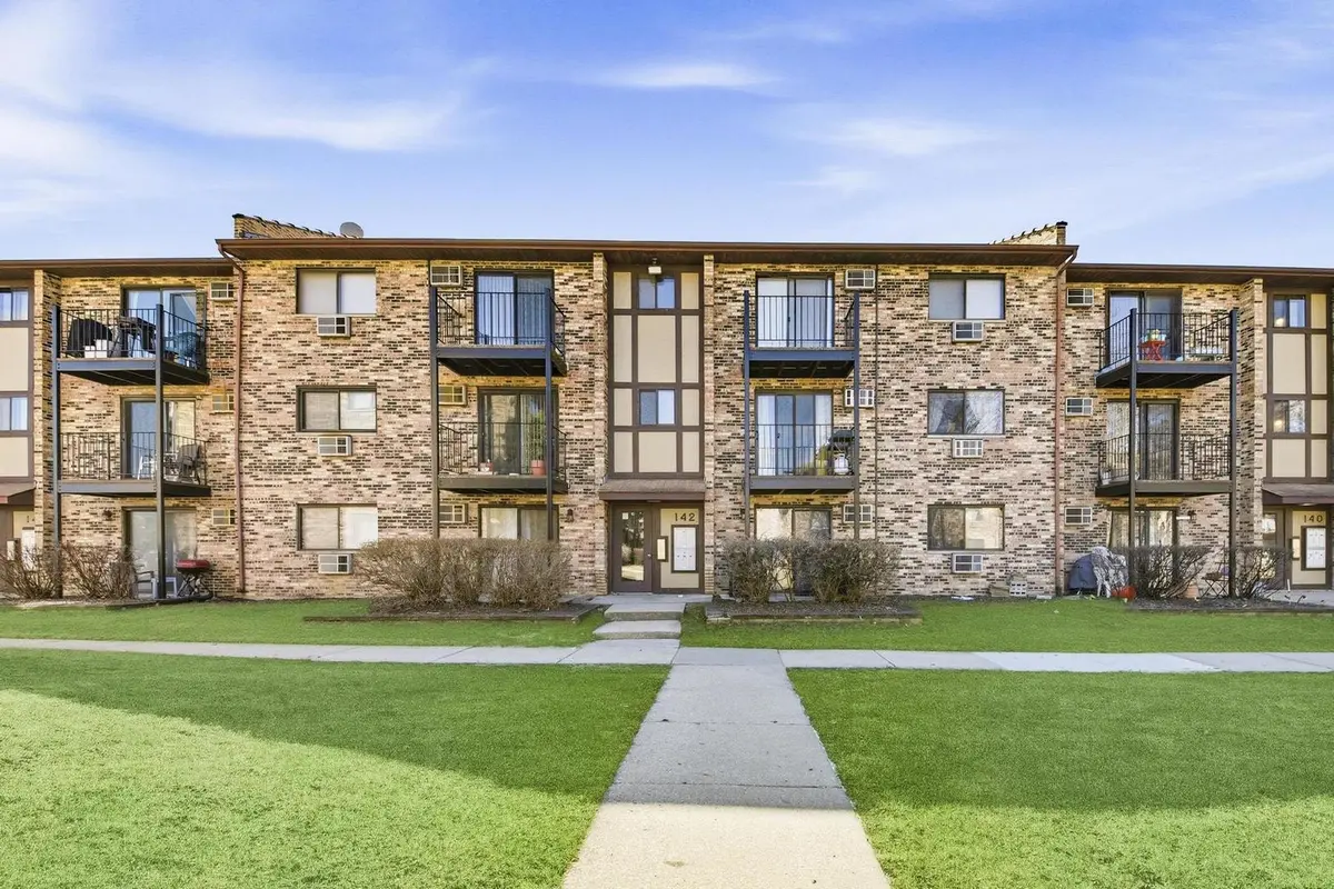 142 Klein Creek CT #B, Carol Stream, IL 60188