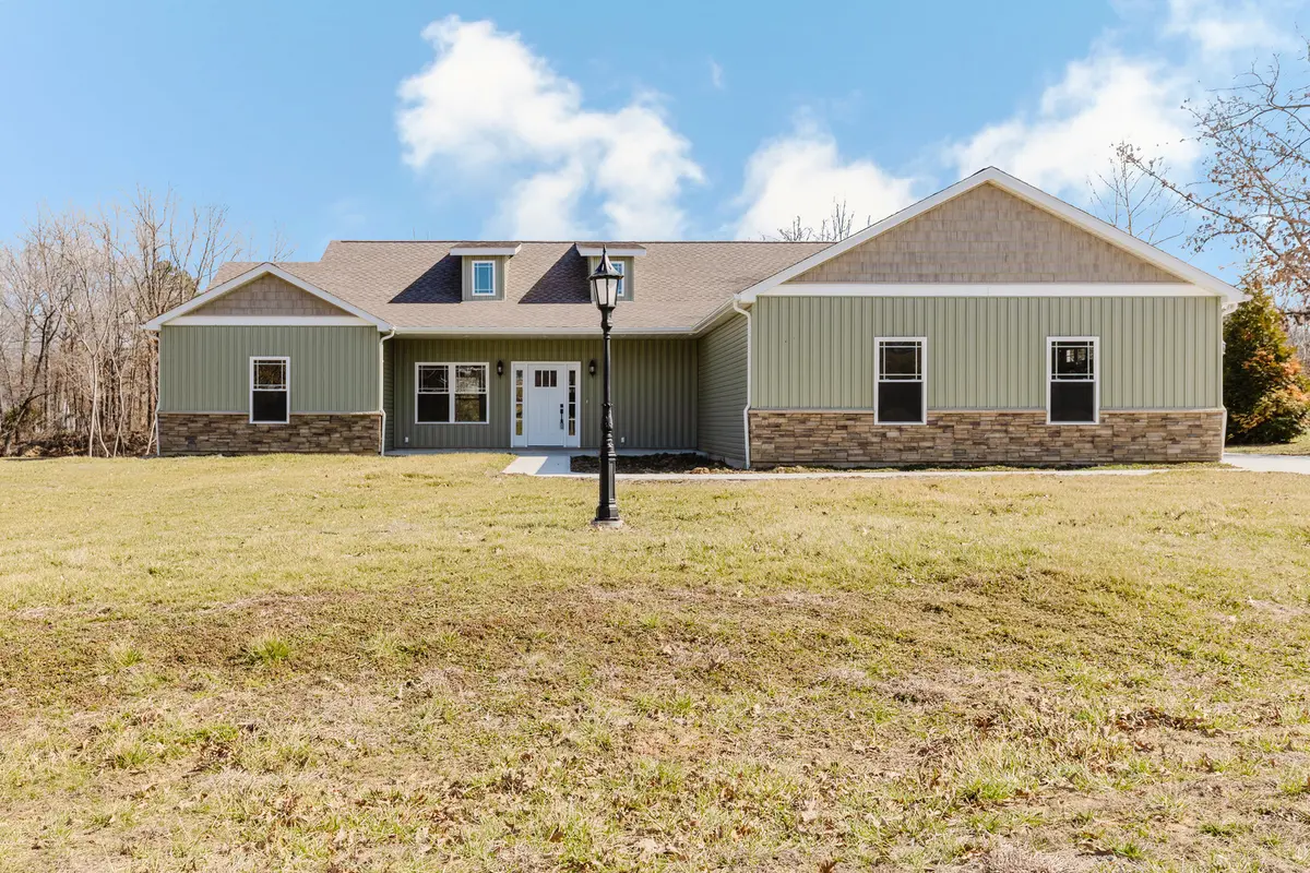 704 Jonathan LN, Carterville, IL 62918