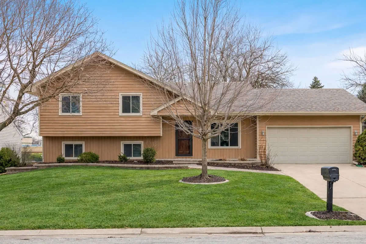 2469 Lakeside DR, Aurora, IL 60504