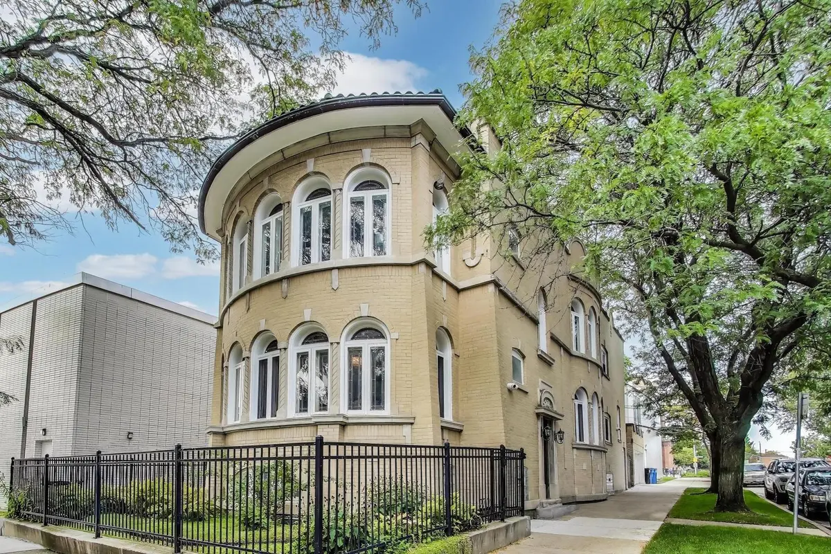 2700 W CARMEN AVE, Chicago, IL 60625