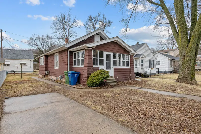204 Adams PL, Clinton, IA 52732